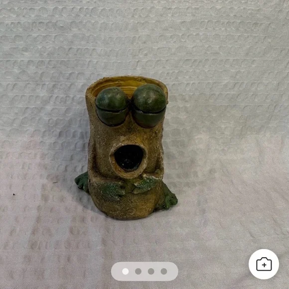 Blobhouse Luciano Singing Frog Planter Whimsical Resin Succulent Pot - Picture 4 of 4